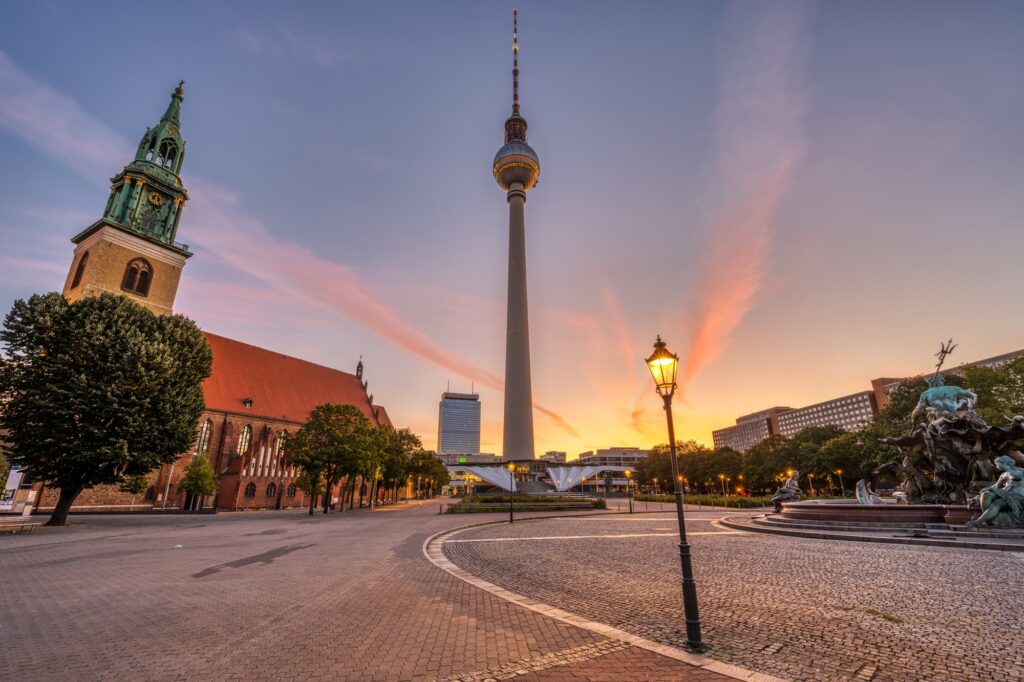 Guide Berlino - Centro di Berlino con contorno della televisione e chiesa Santa Maria