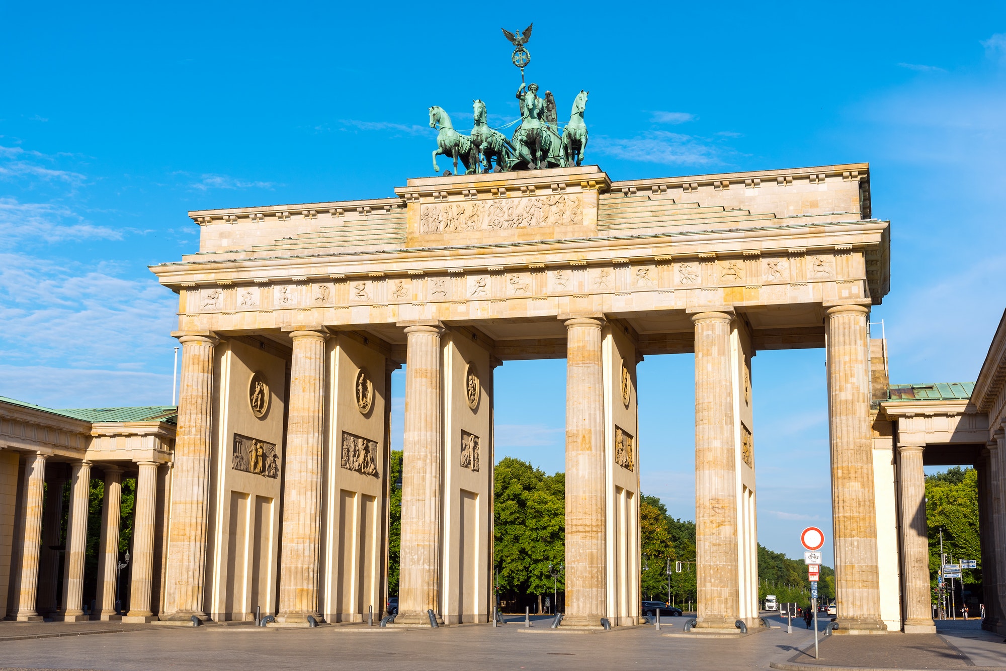 Guide Berlino - Porta di Brandeburgo, in giornata illuminata dal sole